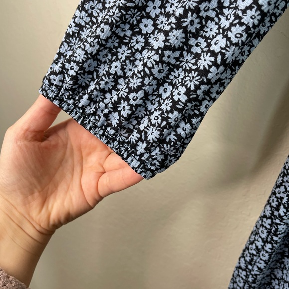 Stradivarius Floral Dress. Size: Small - Picture 4 of 9